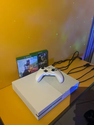 XBOX ONE S - MUITO NOVO