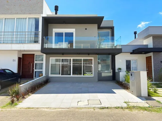 Casa 4 dormitórios( 1 dorm térreo) no Condomínio Villa Amalfi, na zona sul de Porto Alegre