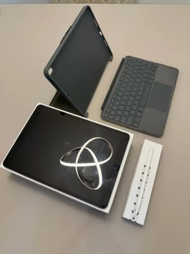 iPad Air (3ª Geração) 256 GB + Capa Logitech + Pencil