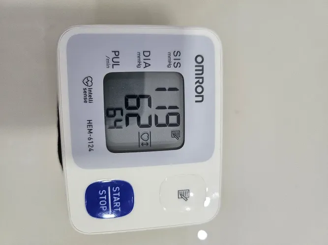 Medidor de Pressão arterial de pulso OMRON HEM 6124