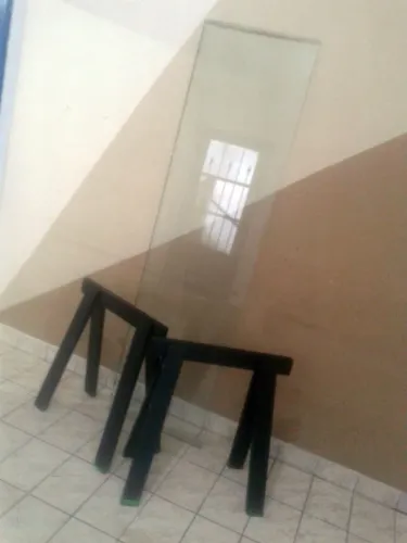 Tampo de vidro com dois cavaletes