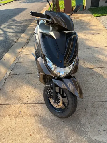 YAMAHA FLUO 2025 - MARROM