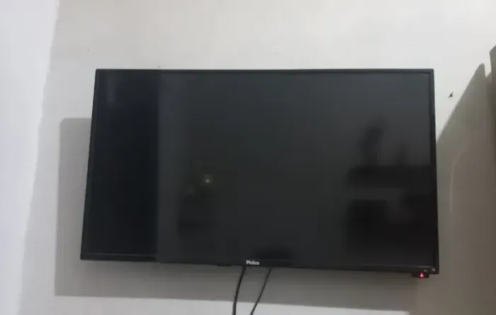 tv philco 43 polegas led modelo ph43u21dsgw com pequenos arranhoes na tela e marcas de uso
