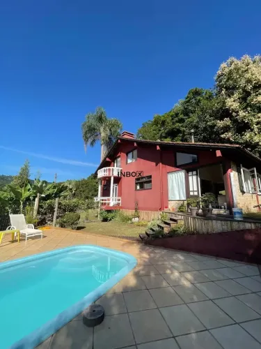 INBOX CIA IMOBILIÁRIA VENDE CASA DE SÍTIO MOBILIADA COM 04 DORMITÓRIOS E PISCINA SITUADA N