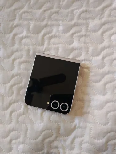 Celular Flip 1 ano de uso porém tela com risco no meio