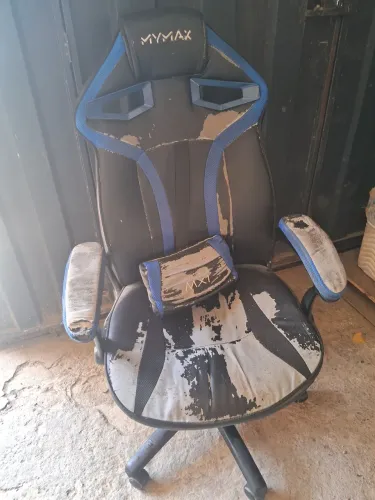 Vendo cadeira de gamer por 80 reais entrego o material está descascando ok