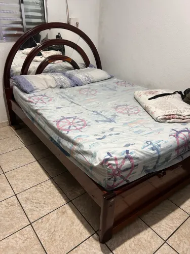 Cama de casal de madeira maciça com colchão