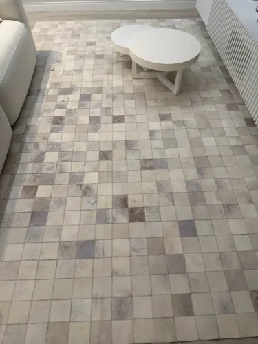 tapete de couro legítimo 2,45x3,45 no estilo patchwork com tons claros, off-white e cinza