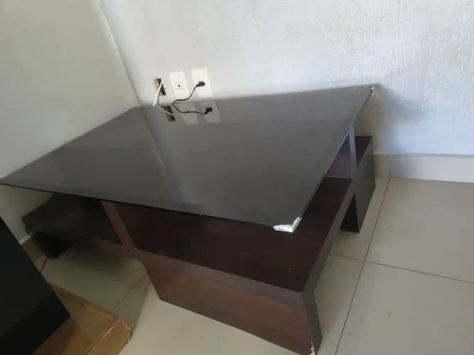 Mesa de Centro Pesada com Vidro Fumê (Ideal para Reforma) - Desapego!