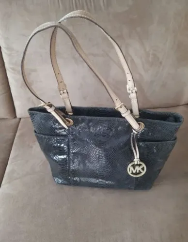 bolsa michael kors preta snake skin alças reguláveis usada