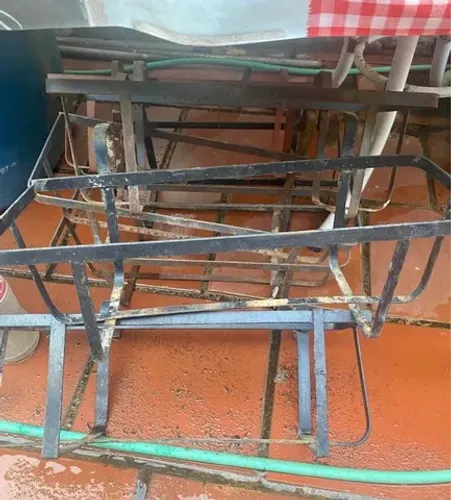 Vendo esses suportes de ferro para vasinhos de planta (usados)
