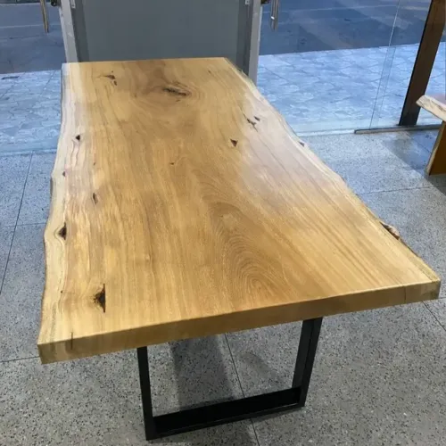 Mesa rústica de madeira