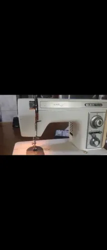 Máquina de costura Elgin Super Zigue Zague 220