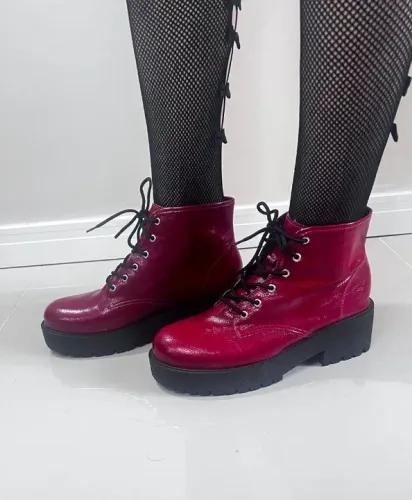 Bota vermelha coturno