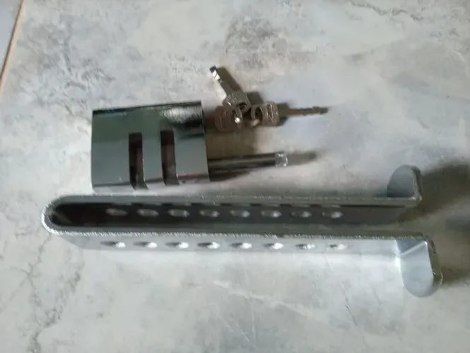 Trava de pedal veicular