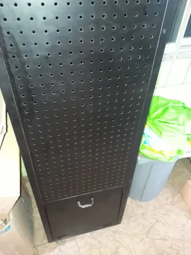 Armário de Metal com Porta Perfurada
