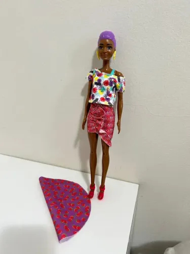 Boneca Barbie Fashionistas com Roupas Estilosas