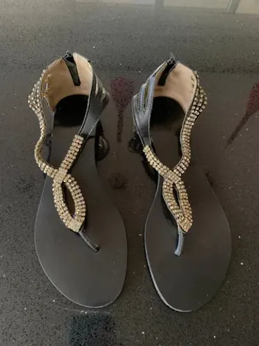 Rasteira preta couro strass