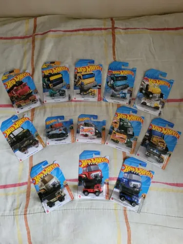 Coleção 13 Caminhões Hot Wheels.