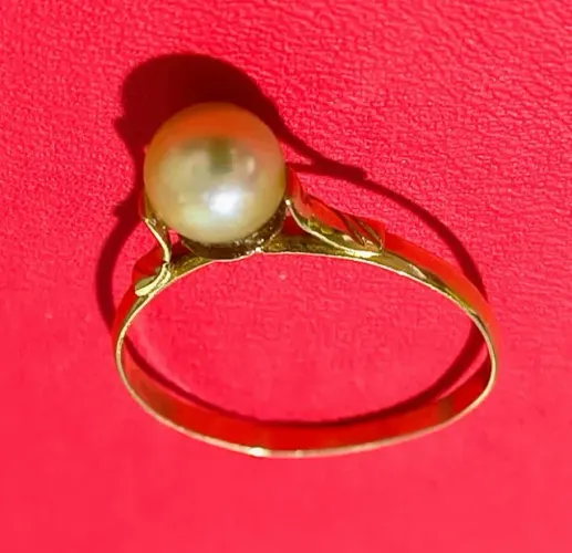 Anel Solitário de Ouro Amarelo Com Pérola Branca Levemente Amarelada