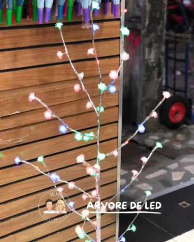 Árvore de led com pisca pisca colorido