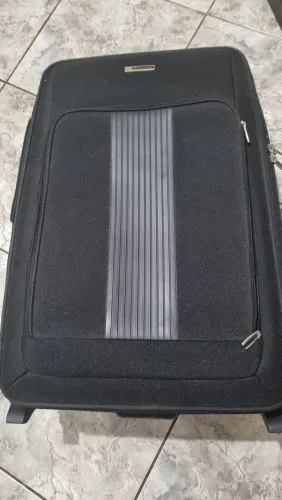 Mala de viagem preta com detalhes