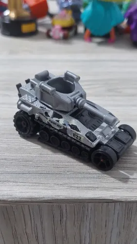 Miniatura de Tanque Hot Wheels Tankinator