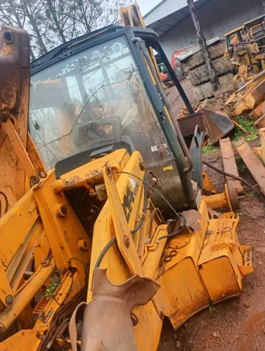 Sucata retroescavadeira JCB 214  4X2 ANO 2001 para retirada de peças.