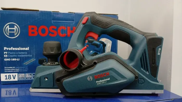 Plaina à bateria Bosch GHO 185-LI 18V com duas baterias 4 amperes + carregador 4 amperes