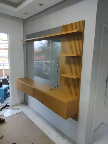 "Painel Europa 180cm para TV até 65?: Estilo e Modernidade com Ripado 3D em Cinza/Tauari"