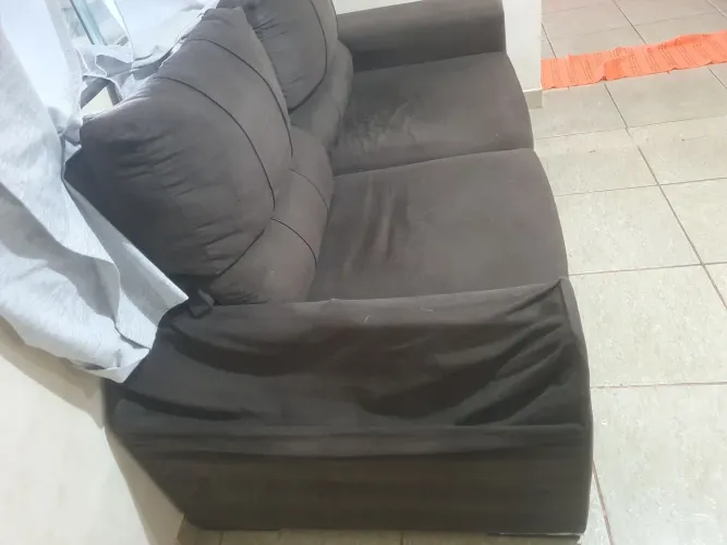 Sofá retrátil com reparos a fazer.