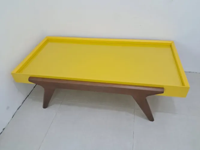 Mesa de centro em laca amarela e com os pés em madeira jequitibá- 120x60x35cm
