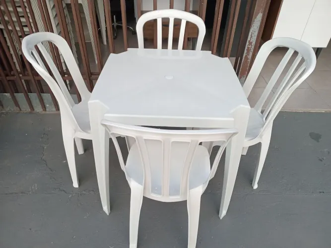 Mesa com 04 cadeiras, nova.(Entrego)