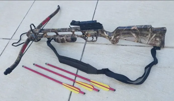 Balestra/Besta Jaguar 175lbs com bandoleira e flechas.