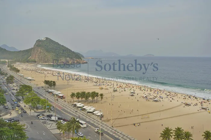 Cobertura duplex em frente à praia de Copacabana