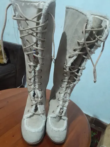 Botas Femininas de Cano Alto Bege com Cadarço