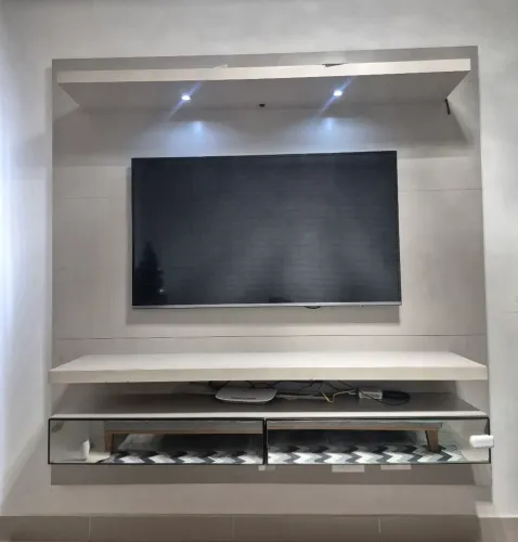 Painel para TV  até 75 polegadas na cor nude,  com 2 gavetas espelhadas.