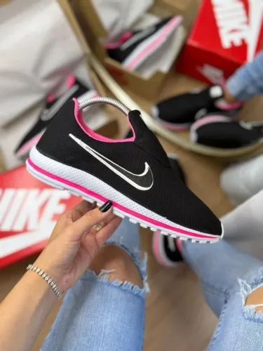 Tênis Nike Feminino Preto com Detalhes Rosa