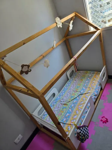 Cama Montessoriana + colchão e 1 lençol branco de brinde