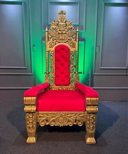 Trono Dourado com Assento Vermelho para Decoração