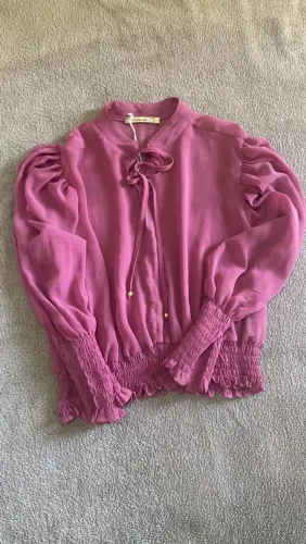 Blusa de manga longa rosa com detalhes