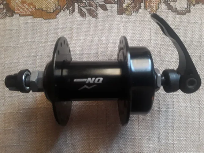 Cubo dianteiro em aço para freio a disco com blocagem