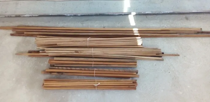 Cabos de madeira diversos para artesanato. 