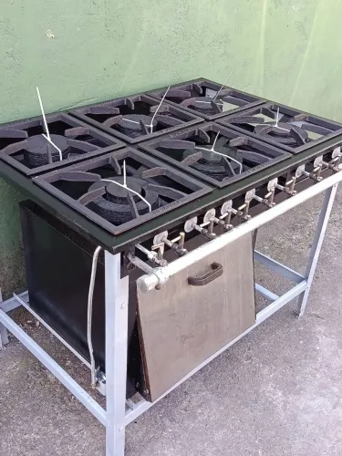 Fogão industrial 6 bocas com forno Metalmaq funcionando perfeitamente