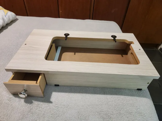 Caixa base porttátil para máquina de costura em MDF.