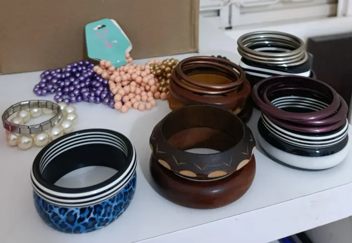 Brincos, pulseiras e colares 