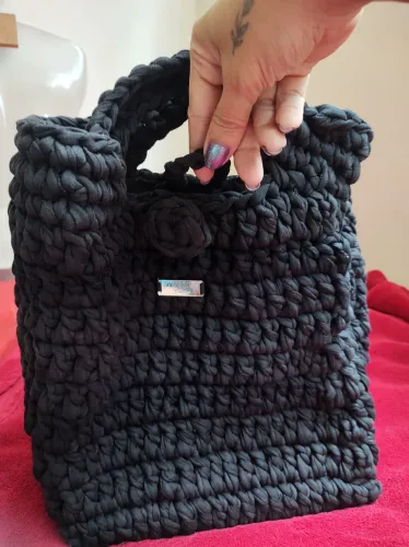Bolsa de crochê preta fios tecido malha
