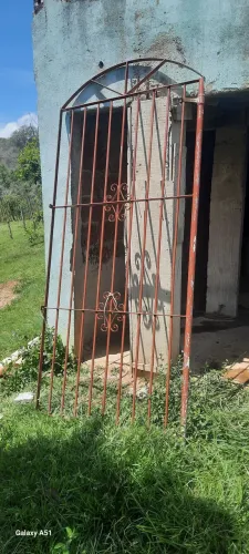 Portas de ferro uma colonial outra quadrada 