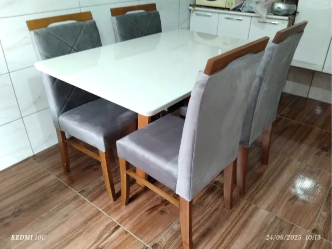 Mesa de jantar com cadeiras estofadas de madeira 