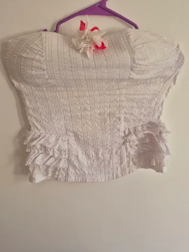 Top branco com detalhes e flor